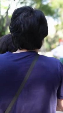 Malezyalı 30 'lu ve 1 yaşındaki Çinli anne babalar, Malezya' nın başkenti Kuala Lumpur 'da serin bir Haziran sabahı salıncaklar ve tahterevalliler üzerinde mutlu bir şekilde oynuyorlar..