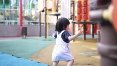 Malezyalı 30 'lu ve 1 yaşındaki Çinli ebeveynler, Malezya' nın başkenti Kuala Lumpur 'da Haziran sabahı KLCC Parkı' nda salıncak ve tahterevallilerle mutlu bir şekilde oynuyorlar..