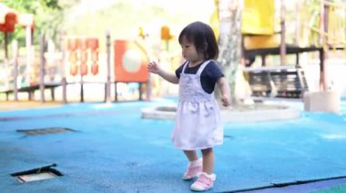 Malezyalı 30 'lu ve 1 yaşındaki Çinli ebeveynler, Malezya' nın başkenti Kuala Lumpur 'da Haziran sabahı KLCC Parkı' nda salıncak ve tahterevallilerle mutlu bir şekilde oynuyorlar..