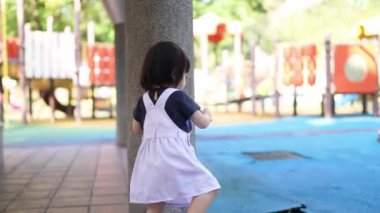 Malezyalı 30 'lu ve 1 yaşındaki Çinli ebeveynler, Malezya' nın başkenti Kuala Lumpur 'da Haziran sabahı KLCC Parkı' nda salıncak ve tahterevallilerle mutlu bir şekilde oynuyorlar..