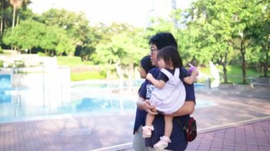 Malezyalı 30 'lu ve 1 yaşındaki Çinli ebeveynler, Malezya' nın başkenti Kuala Lumpur 'da Haziran sabahı KLCC Parkı' nda salıncak ve tahterevallilerle mutlu bir şekilde oynuyorlar..