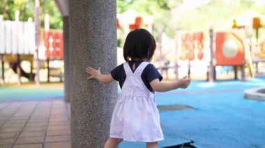 Malezyalı 30 'lu ve 1 yaşındaki Çinli ebeveynler, Malezya' nın başkenti Kuala Lumpur 'da Haziran sabahı KLCC Parkı' nda salıncak ve tahterevallilerle mutlu bir şekilde oynuyorlar..