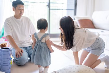Tayvanlı bir kız, Tayvan 'ın başkenti Tayvan' da yüksek bir apartman dairesinde 20 'li yaşlarında bir erkek ve kadın olan ailesiyle mutlu bir şekilde vakit geçiriyor..