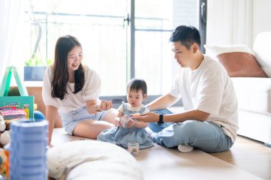 Tayvanlı bir kız, Tayvan 'ın başkenti Tayvan' da yüksek bir apartman dairesinde 20 'li yaşlarında bir erkek ve kadın olan ailesiyle mutlu bir şekilde vakit geçiriyor..