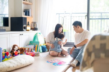 Tayvanlı bir kız, Tayvan 'ın başkenti Tayvan' da yüksek bir apartman dairesinde 20 'li yaşlarında bir erkek ve kadın olan ailesiyle mutlu bir şekilde vakit geçiriyor..