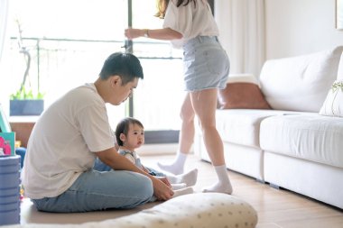 Tayvanlı bir kız, Tayvan 'ın başkenti Tayvan' da yüksek bir apartman dairesinde 20 'li yaşlarında bir erkek ve kadın olan ailesiyle mutlu bir şekilde vakit geçiriyor..
