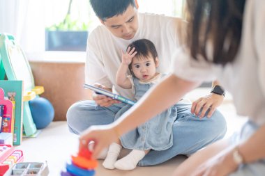 Tayvanlı bir kız, Tayvan 'ın başkenti Tayvan' da yüksek bir apartman dairesinde 20 'li yaşlarında bir erkek ve kadın olan ailesiyle mutlu bir şekilde vakit geçiriyor..