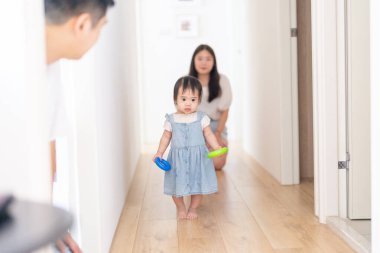 Tayvanlı bir kız, Tayvan 'ın başkenti Tayvan' da yüksek bir apartman dairesinde 20 'li yaşlarında bir erkek ve kadın olan ailesiyle mutlu bir şekilde vakit geçiriyor..