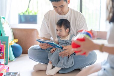 Tayvanlı bir kız, Tayvan 'ın başkenti Tayvan' da yüksek bir apartman dairesinde 20 'li yaşlarında bir erkek ve kadın olan ailesiyle mutlu bir şekilde vakit geçiriyor..