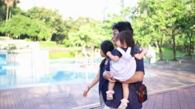 Malezyalı 30 'lu ve 1 yaşındaki Çinli ebeveynler, Malezya' nın başkenti Kuala Lumpur 'da Haziran sabahı KLCC Parkı' nda salıncak ve tahterevallilerle mutlu bir şekilde oynuyorlar..