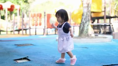 Malezyalı 30 'lu ve 1 yaşındaki Çinli ebeveynler, Malezya' nın başkenti Kuala Lumpur 'da Haziran sabahı KLCC Parkı' nda salıncak ve tahterevallilerle mutlu bir şekilde oynuyorlar..