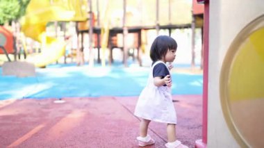 Malezyalı 30 'lu ve 1 yaşındaki Çinli ebeveynler, Malezya' nın başkenti Kuala Lumpur 'da Haziran sabahı KLCC Parkı' nda salıncak ve tahterevallilerle mutlu bir şekilde oynuyorlar..