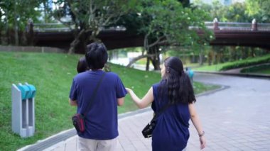 Malezyalı 30 'lu ve 1 yaşındaki Çinli ebeveynler, Malezya' nın başkenti Kuala Lumpur 'da Haziran sabahı KLCC Parkı' nda salıncak ve tahterevallilerle mutlu bir şekilde oynuyorlar..