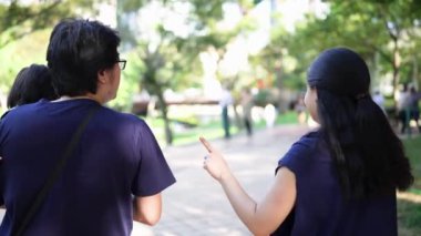 Malezyalı 30 'lu ve 1 yaşındaki Çinli ebeveynler, Malezya' nın başkenti Kuala Lumpur 'da Haziran sabahı KLCC Parkı' nda salıncak ve tahterevallilerle mutlu bir şekilde oynuyorlar..