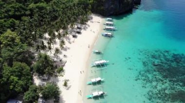 Filipinler 'in Palawan Adası' ndaki bir turizm merkezi olan El Nido 'nun gizli cennetinde Mayıs ayında yakalanan adaların, dağların ve plajların insansız hava aracı görüntüleri..