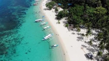 Filipinler 'in Palawan Adası' ndaki bir turizm merkezi olan El Nido 'nun gizli cennetinde Mayıs ayında yakalanan adaların, dağların ve plajların insansız hava aracı görüntüleri..