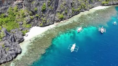Filipinler 'in Palawan Adası' ndaki bir turizm merkezi olan El Nido 'nun gizli cennetinde Mayıs ayında yakalanan adaların, dağların ve plajların insansız hava aracı görüntüleri..