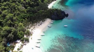 Filipinler 'in Palawan Adası' ndaki bir turizm merkezi olan El Nido 'nun gizli cennetinde Mayıs ayında yakalanan adaların, dağların ve plajların insansız hava aracı görüntüleri..
