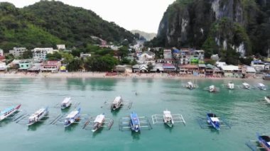 İnsansız hava aracı görüntüleri Mayıs 'ta gün batımında Filipinler' in Palawan Adası 'ndaki gizli bir cennet ve turizm merkezi olan El Nido' daki şehir alanını, adaları, dağları, plajları ve tekneleri gösteriyor..