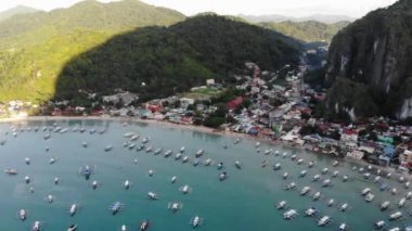 İnsansız hava aracı görüntüleri Mayıs 'ta gün batımında Filipinler' in Palawan Adası 'ndaki gizli bir cennet ve turizm merkezi olan El Nido' daki şehir alanını, adaları, dağları, plajları ve tekneleri gösteriyor..