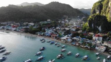 İnsansız hava aracı görüntüleri Mayıs 'ta gün batımında Filipinler' in Palawan Adası 'ndaki gizli bir cennet ve turizm merkezi olan El Nido' daki şehir alanını, adaları, dağları, plajları ve tekneleri gösteriyor..