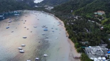 Mayıs 'ta gün batımında çekilen insansız hava aracı görüntüleri Filipinler' in Palawan Adası 'ndaki gizli bir cennet ve turizm merkezi olan El Nido' da gizli bir plajı, adaları, dağları, plajları ve tekneleri gösteriyor..