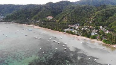 Mayıs 'ta gün batımında çekilen insansız hava aracı görüntüleri Filipinler' in Palawan Adası 'ndaki gizli bir cennet ve turizm merkezi olan El Nido' da gizli bir plajı, adaları, dağları, plajları ve tekneleri gösteriyor..