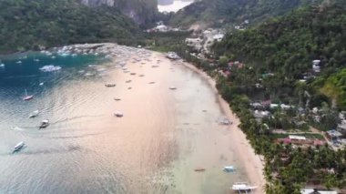 Mayıs 'ta gün batımında çekilen insansız hava aracı görüntüleri Filipinler' in Palawan Adası 'ndaki gizli bir cennet ve turizm merkezi olan El Nido' da gizli bir plajı, adaları, dağları, plajları ve tekneleri gösteriyor..