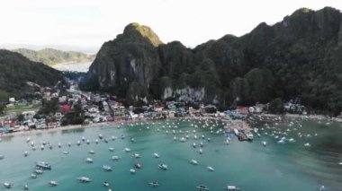 İnsansız hava aracı görüntüleri Mayıs 'ta gün batımında Filipinler' in Palawan Adası 'ndaki gizli bir cennet ve turizm merkezi olan El Nido' daki şehir alanını, adaları, dağları, plajları ve tekneleri gösteriyor..