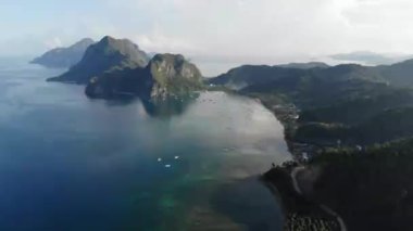 Mayıs 'ta gün batımında çekilen insansız hava aracı görüntüleri Filipinler' in Palawan Adası 'ndaki gizli bir cennet ve turizm merkezi olan El Nido' da gizli bir plajı, adaları, dağları, plajları ve tekneleri gösteriyor..