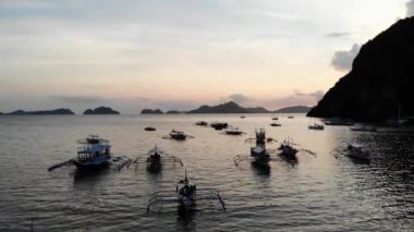 Mayıs 'ta gün batımında çekilen insansız hava aracı görüntüleri Filipinler' in Palawan Adası 'ndaki gizli bir cennet ve turizm merkezi olan El Nido' da gizli bir plajı, adaları, dağları, plajları ve tekneleri gösteriyor..