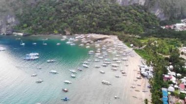 Mayıs 'ta gün batımında çekilen insansız hava aracı görüntüleri Filipinler' in Palawan Adası 'ndaki gizli bir cennet ve turizm merkezi olan El Nido' da gizli bir plajı, adaları, dağları, plajları ve tekneleri gösteriyor..