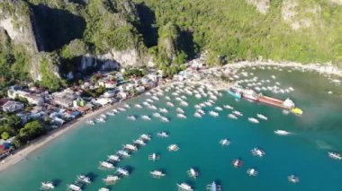 İnsansız hava aracı görüntüleri Mayıs ayında Filipinler 'in Palawan Adası' ndaki gizli bir cennet olan El Nido 'da şehir alanını, adaları, dağları, plajları ve ferahlatıcı güneş ışığındaki tekneleri gösteriyor..