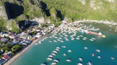 İnsansız hava aracı görüntüleri Mayıs ayında Filipinler 'in Palawan Adası' ndaki gizli bir cennet olan El Nido 'da şehir alanını, adaları, dağları, plajları ve ferahlatıcı güneş ışığındaki tekneleri gösteriyor..