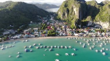 İnsansız hava aracı görüntüleri Mayıs ayında Filipinler 'in Palawan Adası' ndaki gizli bir cennet olan El Nido 'da şehir alanını, adaları, dağları, plajları ve ferahlatıcı güneş ışığındaki tekneleri gösteriyor..