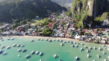 İnsansız hava aracı görüntüleri Mayıs ayında Filipinler 'in Palawan Adası' ndaki gizli bir cennet olan El Nido 'da şehir alanını, adaları, dağları, plajları ve ferahlatıcı güneş ışığındaki tekneleri gösteriyor..