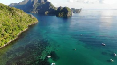 İnsansız hava aracı görüntüleri Mayıs ayında Filipinler 'in Palawan Adası' ndaki gizli bir cennet olan El Nido 'da şehir alanını, adaları, dağları, plajları ve ferahlatıcı güneş ışığındaki tekneleri gösteriyor..
