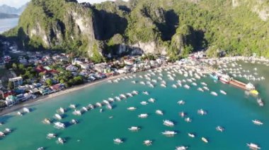 İnsansız hava aracı görüntüleri Mayıs ayında Filipinler 'in Palawan Adası' ndaki gizli bir cennet olan El Nido 'da şehir alanını, adaları, dağları, plajları ve ferahlatıcı güneş ışığındaki tekneleri gösteriyor..