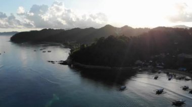 İnsansız hava aracı görüntüleri Mayıs ayında Filipinler 'in Palawan Adası' ndaki gizli bir cennet olan El Nido 'da şehir alanını, adaları, dağları, plajları ve ferahlatıcı güneş ışığındaki tekneleri gösteriyor..