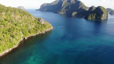 İnsansız hava aracı görüntüleri Mayıs ayında Filipinler 'in Palawan Adası' ndaki gizli bir cennet olan El Nido 'da şehir alanını, adaları, dağları, plajları ve ferahlatıcı güneş ışığındaki tekneleri gösteriyor..