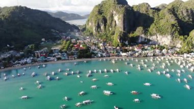 İnsansız hava aracı görüntüleri Mayıs ayında Filipinler 'in Palawan Adası' ndaki gizli bir cennet olan El Nido 'da şehir alanını, adaları, dağları, plajları ve ferahlatıcı güneş ışığındaki tekneleri gösteriyor..