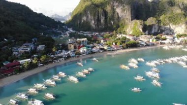 İnsansız hava aracı görüntüleri Mayıs ayında Filipinler 'in Palawan Adası' ndaki gizli bir cennet olan El Nido 'da şehir alanını, adaları, dağları, plajları ve ferahlatıcı güneş ışığındaki tekneleri gösteriyor..