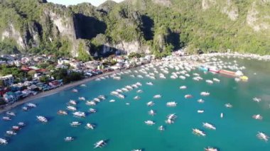 İnsansız hava aracı görüntüleri Mayıs ayında Filipinler 'in Palawan Adası' ndaki gizli bir cennet olan El Nido 'da şehir alanını, adaları, dağları, plajları ve ferahlatıcı güneş ışığındaki tekneleri gösteriyor..
