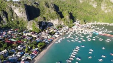 İnsansız hava aracı görüntüleri Mayıs ayında Filipinler 'in Palawan Adası' ndaki gizli bir cennet olan El Nido 'da şehir alanını, adaları, dağları, plajları ve ferahlatıcı güneş ışığındaki tekneleri gösteriyor..