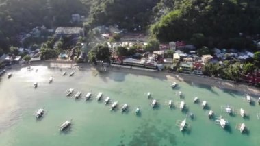 İnsansız hava aracı görüntüleri Mayıs ayında Filipinler 'in Palawan Adası' ndaki gizli bir cennet olan El Nido 'da şehir alanını, adaları, dağları, plajları ve ferahlatıcı güneş ışığındaki tekneleri gösteriyor..