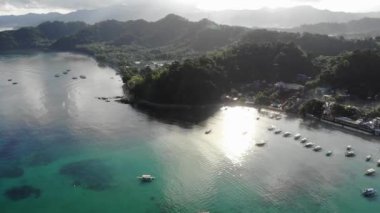 İnsansız hava aracı görüntüleri Mayıs ayında Filipinler 'in Palawan Adası' ndaki gizli bir cennet olan El Nido 'da şehir alanını, adaları, dağları, plajları ve ferahlatıcı güneş ışığındaki tekneleri gösteriyor..
