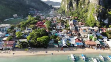 İnsansız hava aracı görüntüleri Mayıs ayında Filipinler 'in Palawan Adası' ndaki gizli bir cennet olan El Nido 'da şehir alanını, adaları, dağları, plajları ve ferahlatıcı güneş ışığındaki tekneleri gösteriyor..