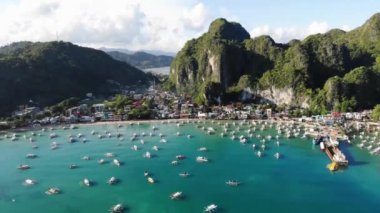 İnsansız hava aracı görüntüleri Mayıs ayında Filipinler 'in Palawan Adası' ndaki gizli bir cennet olan El Nido 'da şehir alanını, adaları, dağları, plajları ve ferahlatıcı güneş ışığındaki tekneleri gösteriyor..