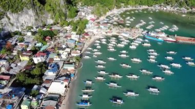 İnsansız hava aracı görüntüleri Mayıs ayında Filipinler 'in Palawan Adası' ndaki gizli bir cennet olan El Nido 'da şehir alanını, adaları, dağları, plajları ve ferahlatıcı güneş ışığındaki tekneleri gösteriyor..