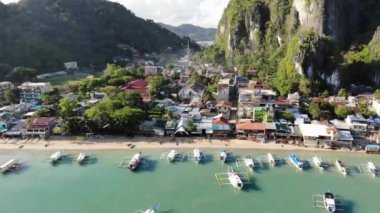 İnsansız hava aracı görüntüleri Mayıs ayında Filipinler 'in Palawan Adası' ndaki gizli bir cennet olan El Nido 'da şehir alanını, adaları, dağları, plajları ve ferahlatıcı güneş ışığındaki tekneleri gösteriyor..